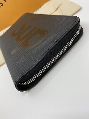 Louis Vuitton X Supreme Zippy Wallet. M67723. Black Epi Louis Vuitton X Supreme Zippy Wallet. M67723. Black Epi