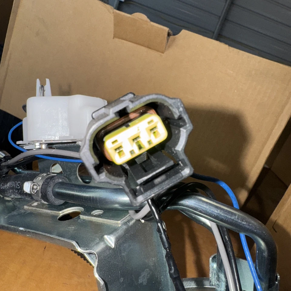 Novo conjunto de bomba de combustível e transmissor - Ford Crown Vic/Grand Marquis/Lincoln Town Car - Imagem 3 de 4