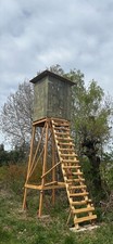 Hochsitz aus Holz/Metall gr&uuml;n mit Fenstern, Treppe, T&uuml;r und Sitzbank