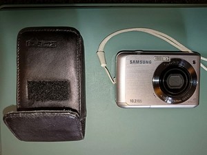 Samsung ES20 10.2MP Compact Digital Camera Silver 4 X Zoom + Case