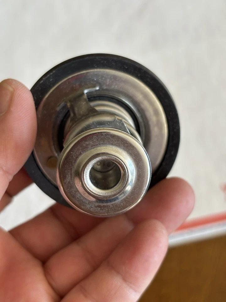 Termostato 33019 Gates nuevo para camioneta Chevy Olds Suburban Express S10 SaVana Foto 3 de 4