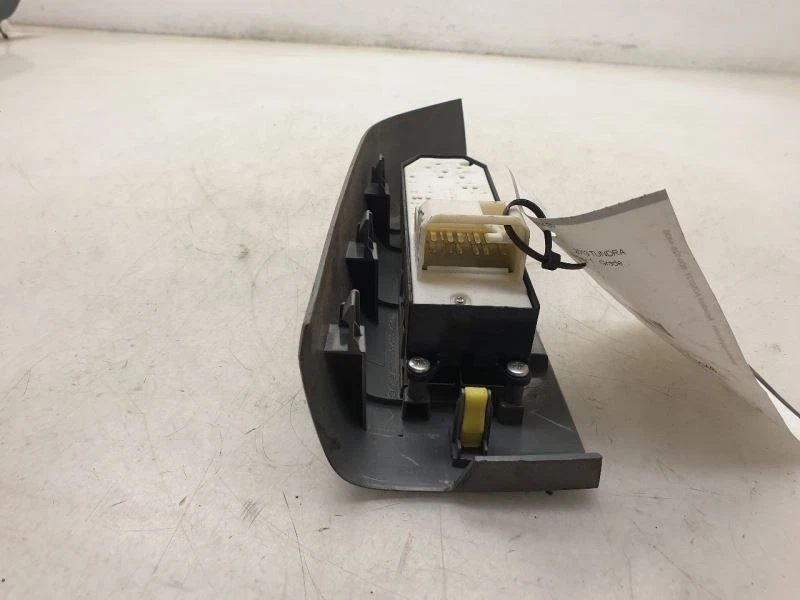 Toyota Tundra SR5 2013 doble cabina lado del pasajero puerta delantera interruptor de ventana  Foto 2 de 4