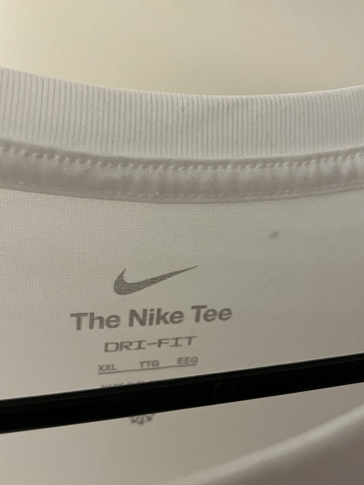 Camiseta blanca/Dri-Fit emitida por el equipo de la NBA Nike para hombre talla 2XL USADA EN EXCELENTE ESTADO Foto 3 de 4