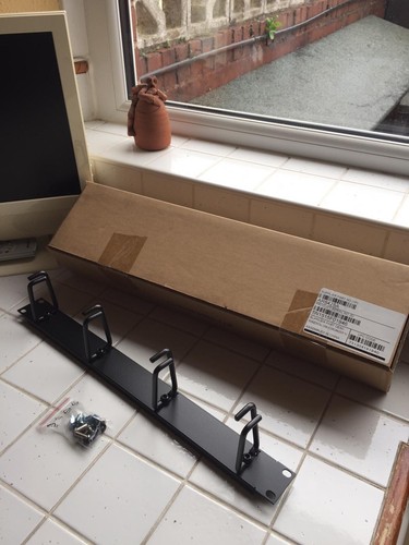 APC Horizontal Cable Organizer 1U - AR8425A - Boxed New - UK Sale - Picture 3 of 4