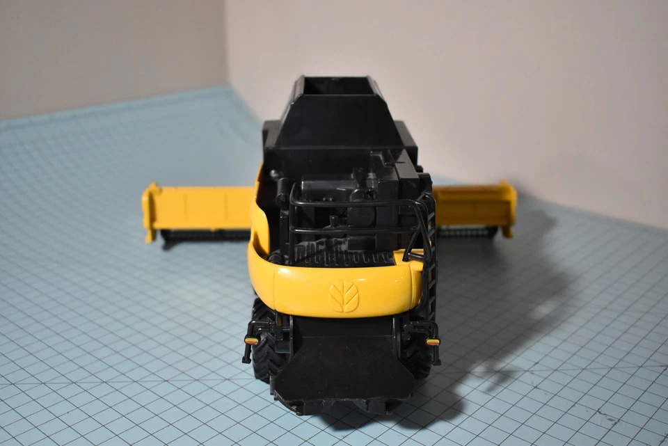 NewRay 5763 New Holland CR9090 For Parts or Repair - Image 4 of 4