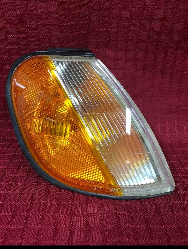 1993 Pontiac Lemans Right Parking Cornering Side Light Lamp 63K A+ DN - Image 2 of 4