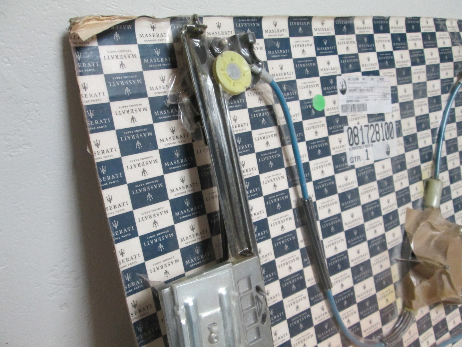 Maserati - RH Glass Lift Assy # 81728100