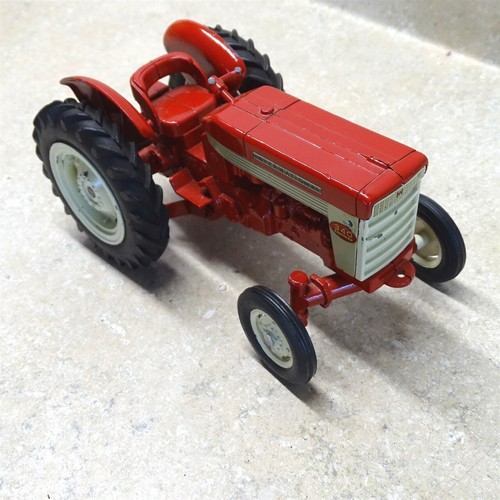 Vintage Ertl Case International 340 Utility Tractor, U.S.A. Wide Front - Picture 4 of 11