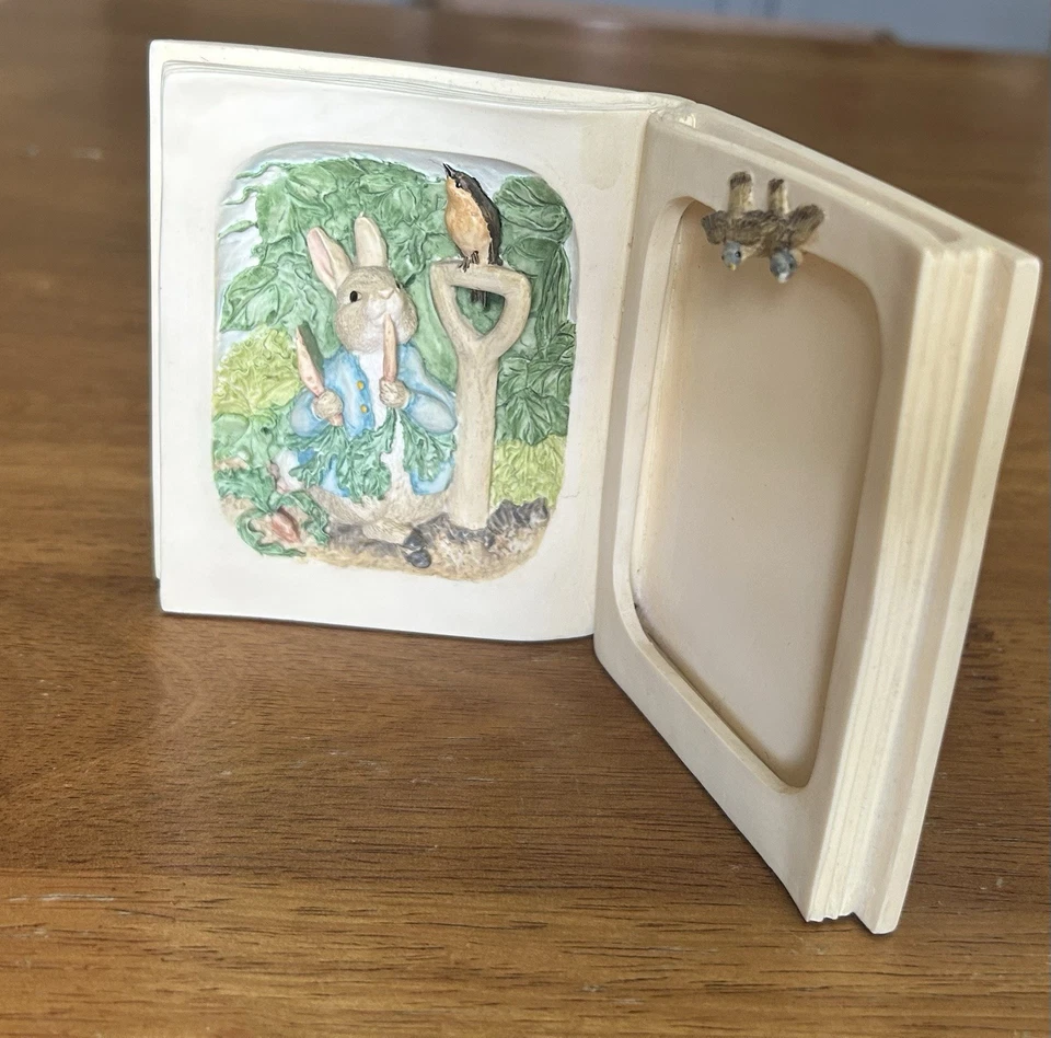 Moldura para fotos livro 3D “The Tale Of Peter Rabbit” Beatrix Potter berçário Enesco - Imagem 2 de 4