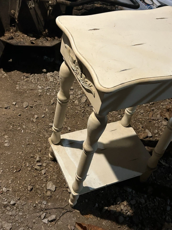 Mesa auxiliar vintage rústica blanca de granja Foto 3 de 4