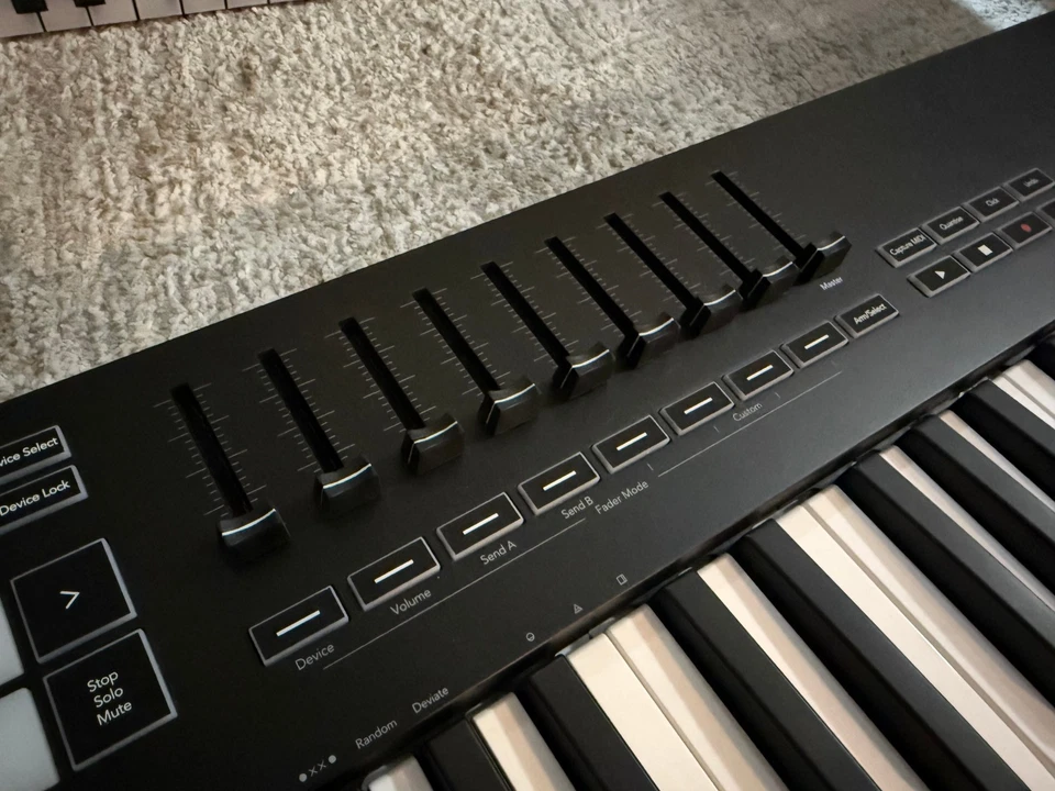 Novation Launchkey 61 MK3 Midi Keyboard Black - Image 3 of 4