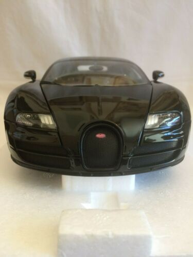 Minichamps 1.18 Scale Bugatti Veyron Super Sport (Black Metallic) 2010 / 11 - Picture 4 of 12