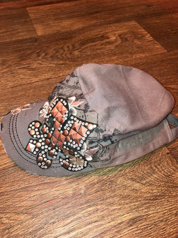 Gorra Leader Hat Gráfico Flor De Lis Desgastado Estrás Tachonado Mujer’s Caqui Foto 2 de 4