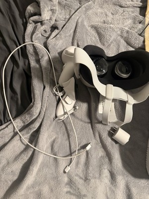 Meta Quest 3sStandalone VR Headset with Touch Controllers, White
