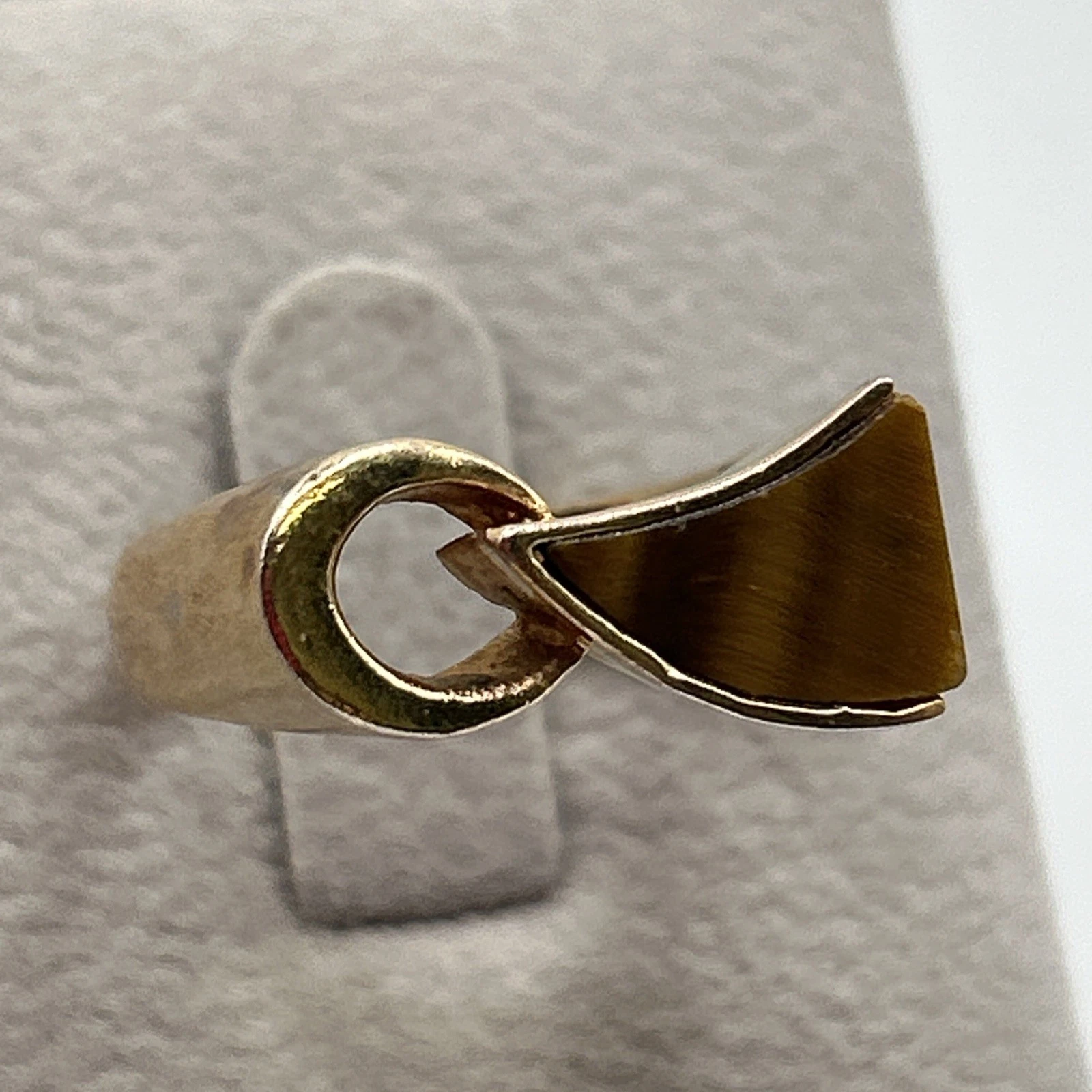 Bague vintage fantaisie Doré Avec Un Strass Marron . Taille 55