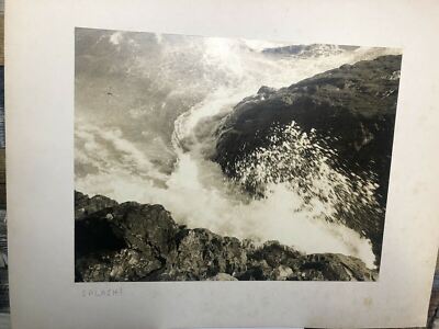 1960er Schwarzweiß Fotokarte montiert mit dem Titel ''Splash'' 20''x16''