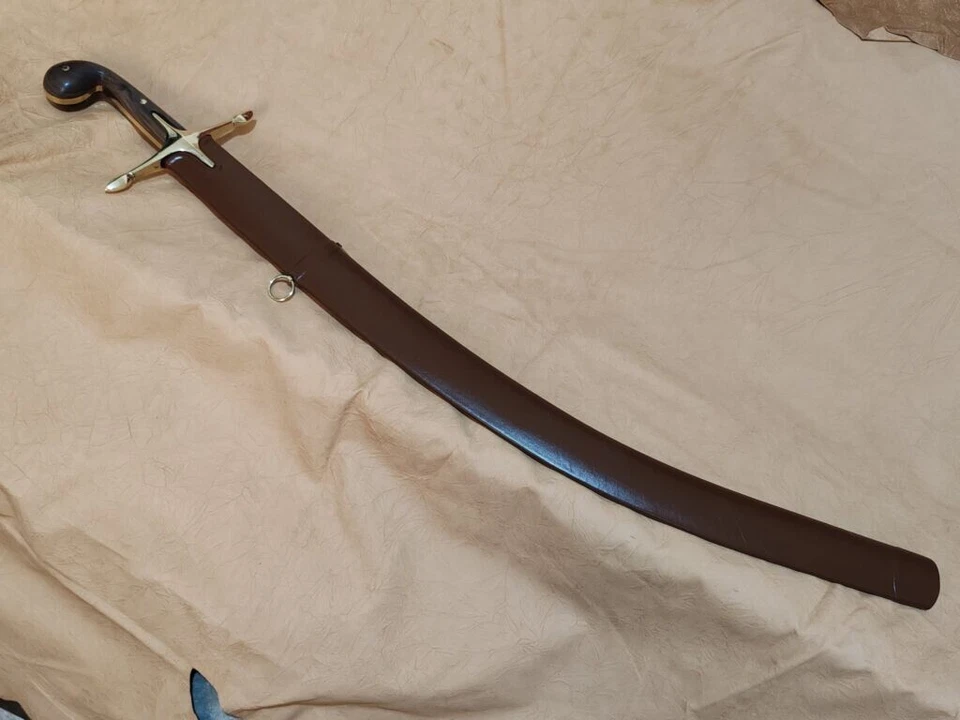 Espada Kilij turca hecha a mano - Hoja curva de acero de alto carbono, protector de latón, madera Foto 4 de 4