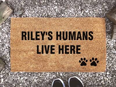 My Humans Live Here Hunde-Fußmatte - Custon Kokosmatte - anpassbarer Hundename