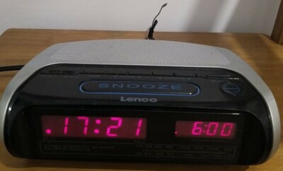 Vintage Lenco Cr-222 FM/AM Digital Radiowecker Wecker - guter Zustand