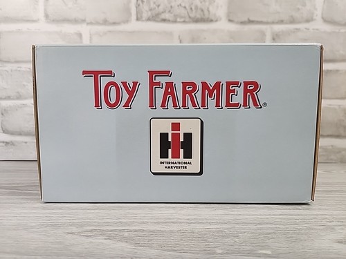 ERTL 1:16 Toy Farmer International 660 Diecast Tractor 1999 N.F.T.S. 16020A - Picture 6 of 13