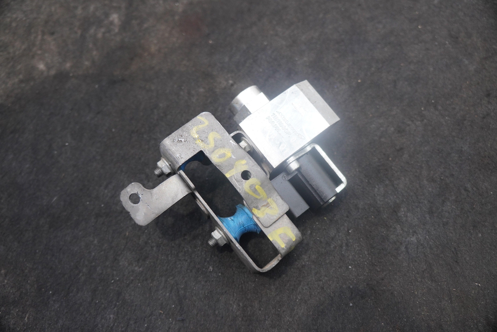 Hydraulic Oil Valve Block Solenoid 11B1103CP OEM McLaren 650S 2015