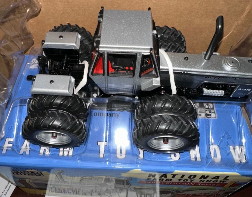 Ertl White Field Boss 4-210 Tractor 1/32 2013 Farm Toy Show Farmer #16233A #28 - Image 2 of 2