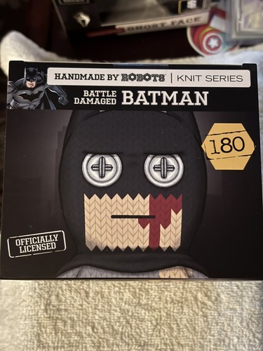 Battle Damaged Batman DC VINYL FIGURE #180 LIMITED EDITION - Handmade By Robots - Picture 4 of 7