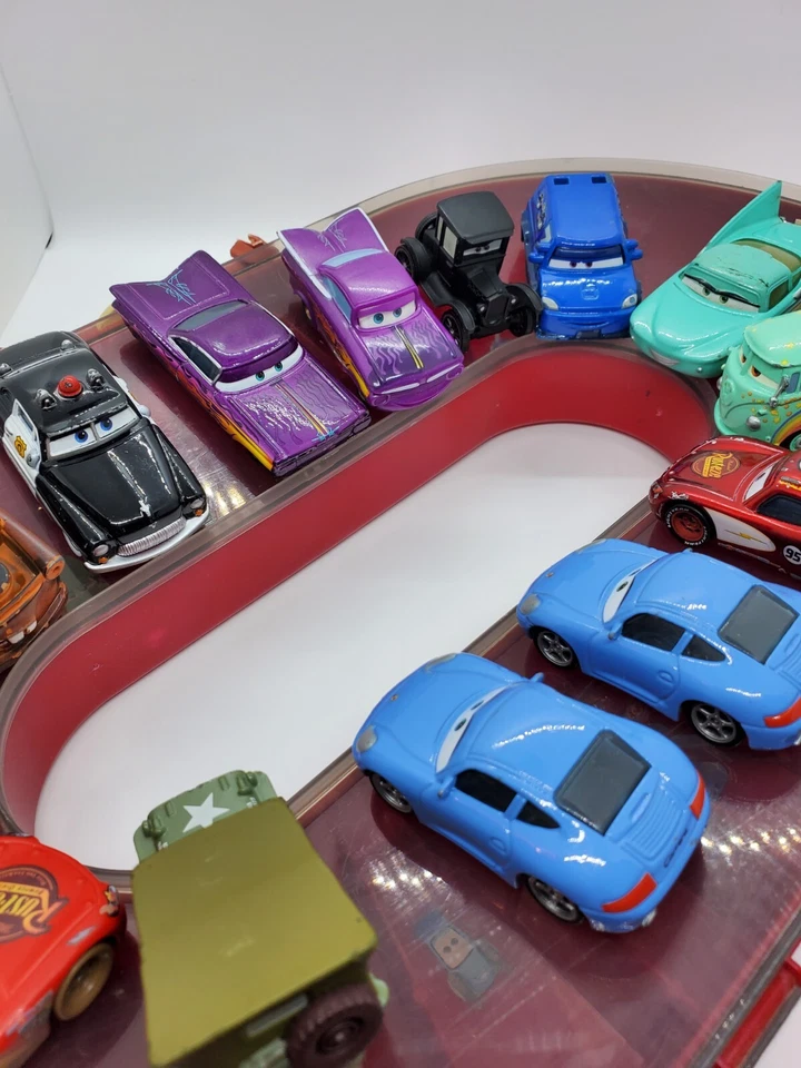 Lote de 14 carros e caminhões vintage Disney Pixar, a maioria é de metal fundido com estojo!!! - Imagem 2 de 4