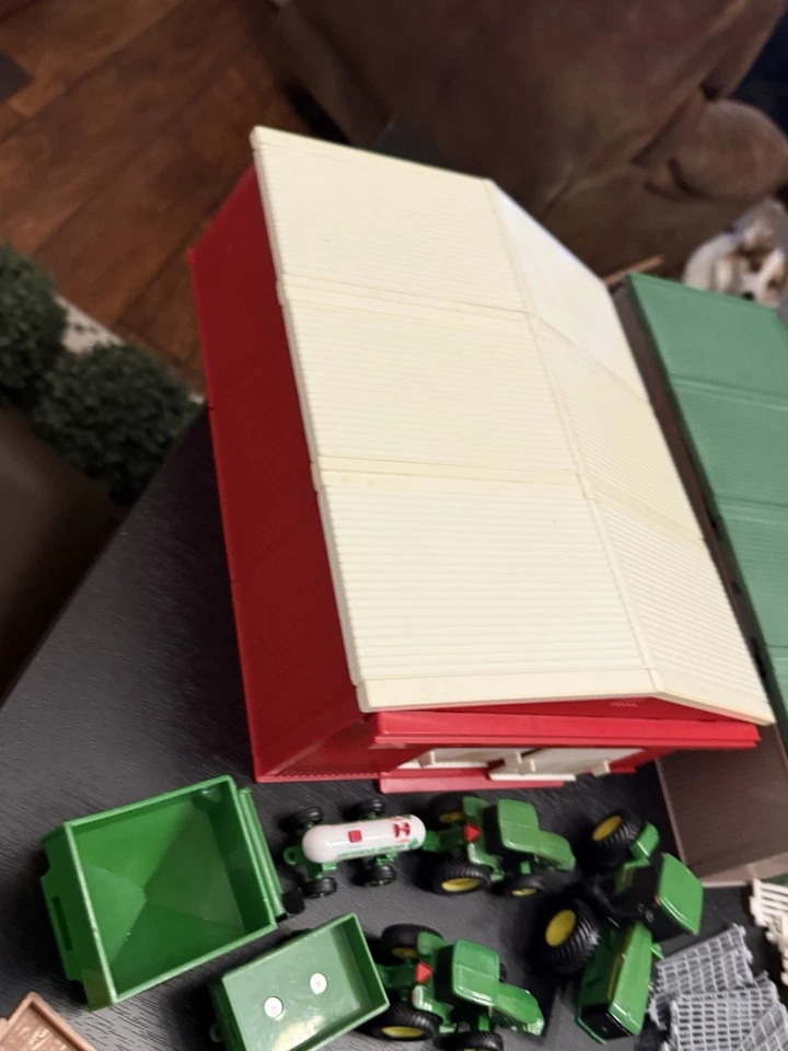 MASSIVE VTG ERTL FARM COUNTRY LOT Garage/Stables/Barn/Shop/Animals/Family - Image 3 of 4