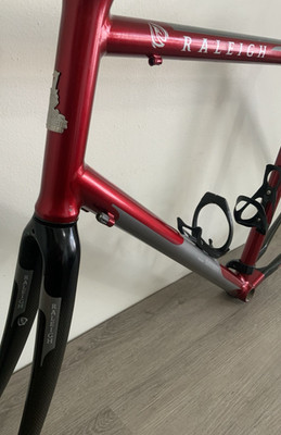 RALEIGH FRAME LARGE ALUMINUM / CARBON 2.2 KGS. 130 MM SPACING RELAXED ERGONOMIC