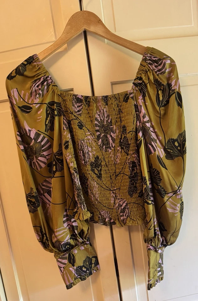 Blusa Karlie Pequeña Verde Oliva, Negra, Rosa Floral Elástica Precio de venta sugerido por el fabricante $99+ Look Años 70’s Foto 3 de 4