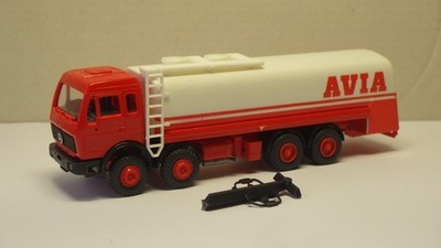 Mercedes 3228  4-Achs Tankwagen  AVIA   v.  Roskopf  1:87