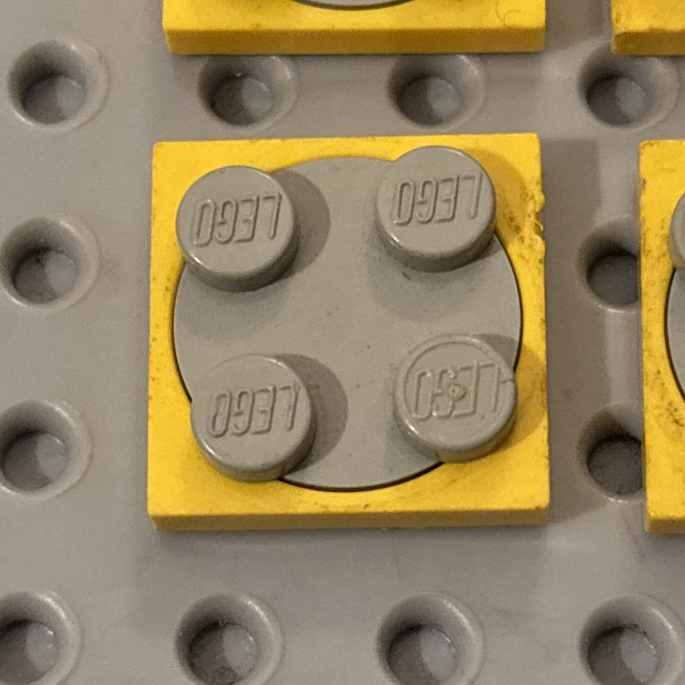 Missing Lego Brick 3680c01 Red & OldGray x 2 Turntable 2 x 2 Plate with Top (Com, photo 2 of 3