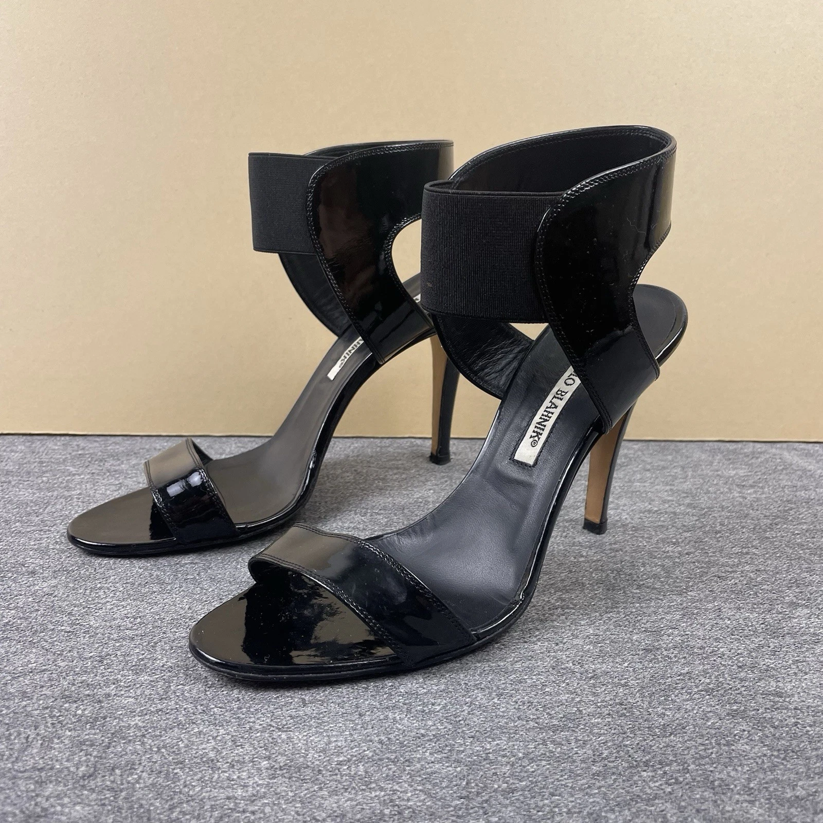 MBT Sandali donna Manolo Blahnik Pepe in pelle verniciata taglia 36 5 neri in ottime condizioni