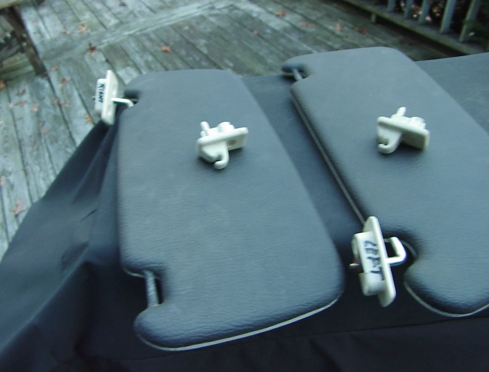 Par de viseras izquierda y derecha Volvo 240 sedán blanco y negro con buenos clips. Sin bolsillos Foto 4 de 4