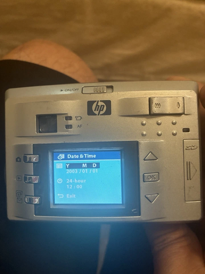 HP PhotoSmart 735 3.2MP Digital Camera - Silver -For Parts - Missing Battery Cov - Image 2 of 4