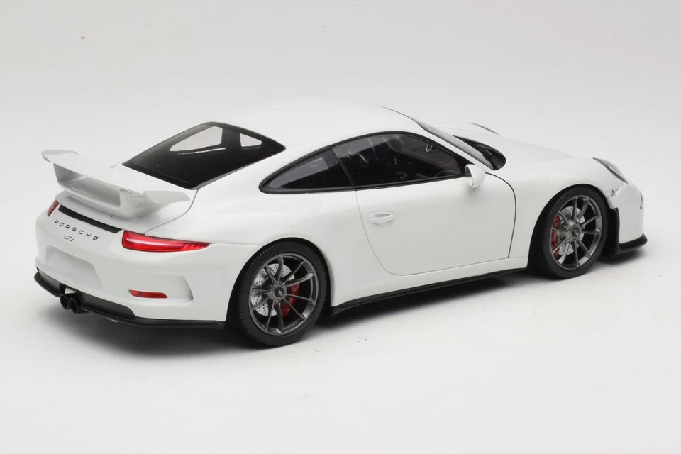 113062721 Porsche 911 991 GT3 White with Silver Wheels Minichamps 1:18 - Image 3 of 4