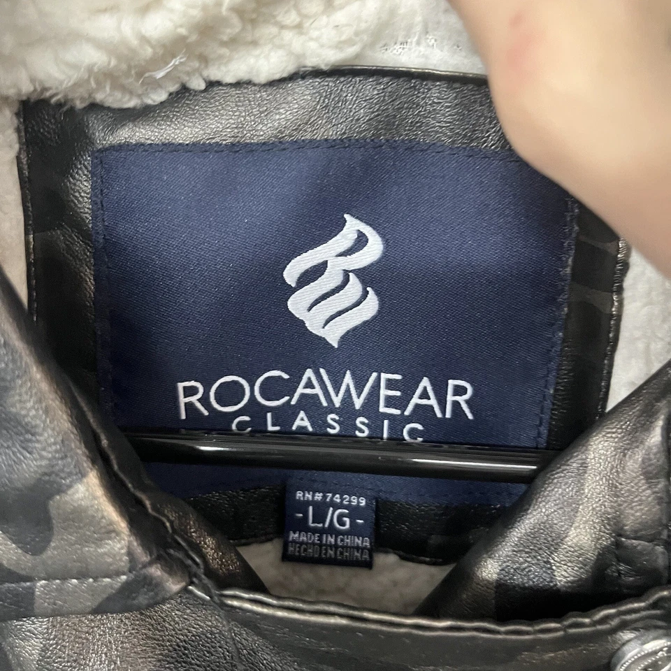 Jaqueta de couro sintético vintage anos 2000 Y2K Rocawear feminina tamanho G forrada de lã camuflada - Imagem 2 de 4