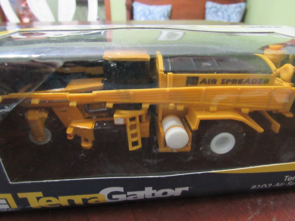 AGCO 1/64 TERRAGATOR 8103 AIR SPREADER - NIB - NEVER DISPLAYED - Image 2 of 4