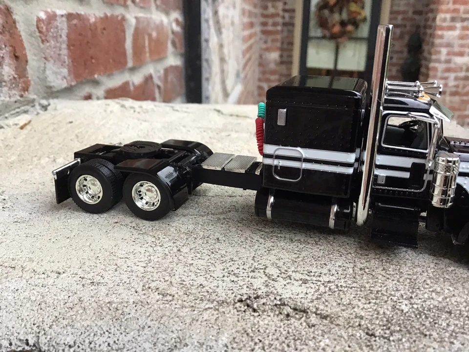 1/64 DCP PETERBILT 389 W/ 63" FLAT TOP SLEEPER. Black/White - Image 4 of 4