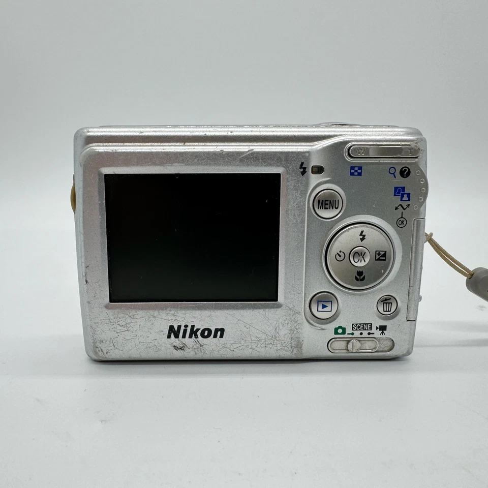 Nikon Coolpix L10 Digital Camera 5MP Point & Shoot Working But Poor Condition - Image 3 of 4