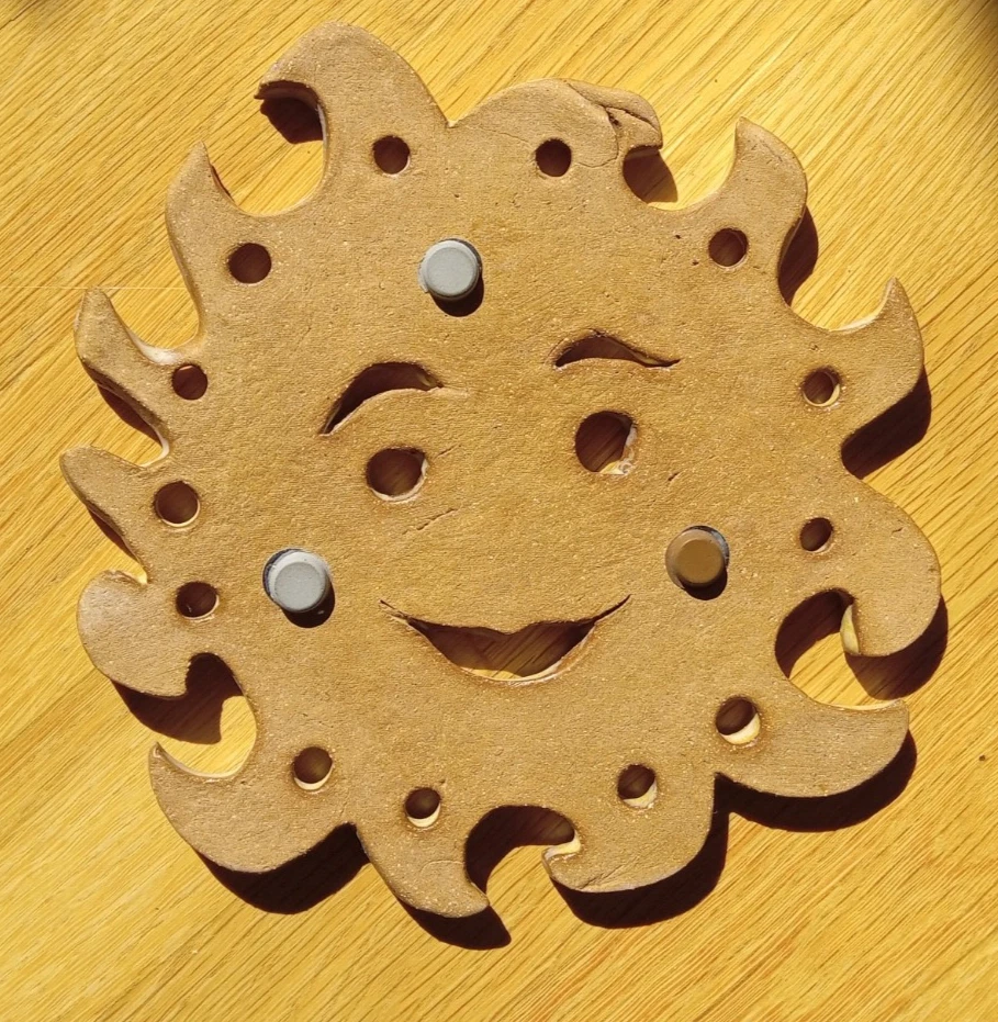 手工陶器快乐太阳脸铆钉 — 第 2/2 张图片