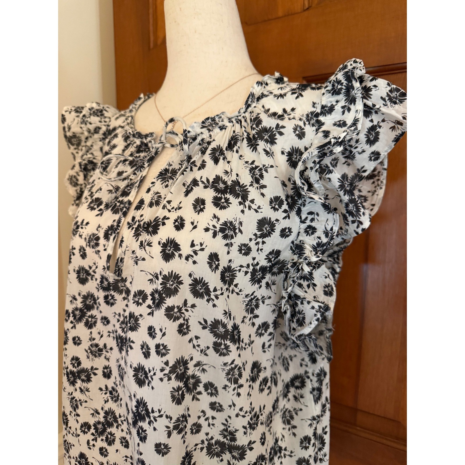 GAP Womens Gauze Keyhole Blouse Size Large Black/ Cream Floral Short Sleeve Top