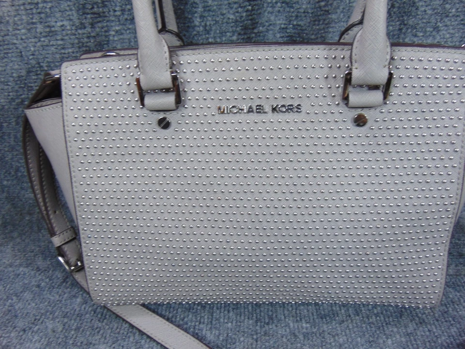 Cartera Cartera Michael Kors Selma Tachonada Gris Claro Cuero Plateado Herrajes Foto 2 de 4
