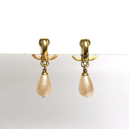 CHANEL Turnlock Faux Pearl CC COCO Earrings Gold Plated Vintage Authentic 95P - Picture 2 of 9