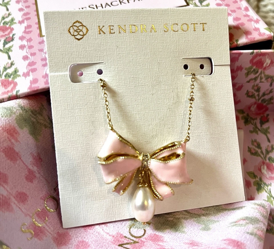 Collar Kendra Scott x LoveShackFancy Perla Gota Rosa Lazo Oro Dije Nuevo con Etiquetas Foto 2 de 2