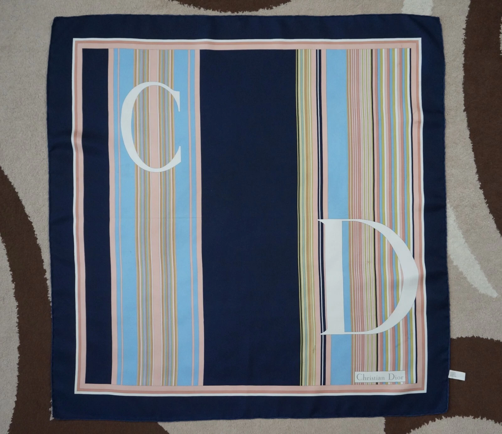 Écharpe en soie Christian Dior. Fabriqué en France.