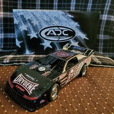 Modellino Auto 1:64 ADC Dirt Late Model #0 Scott Bloomquist &ndash; DW624M557 Nuovo In Scatola