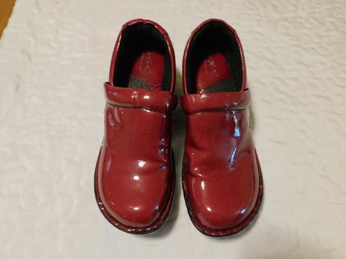 red nursing clogs