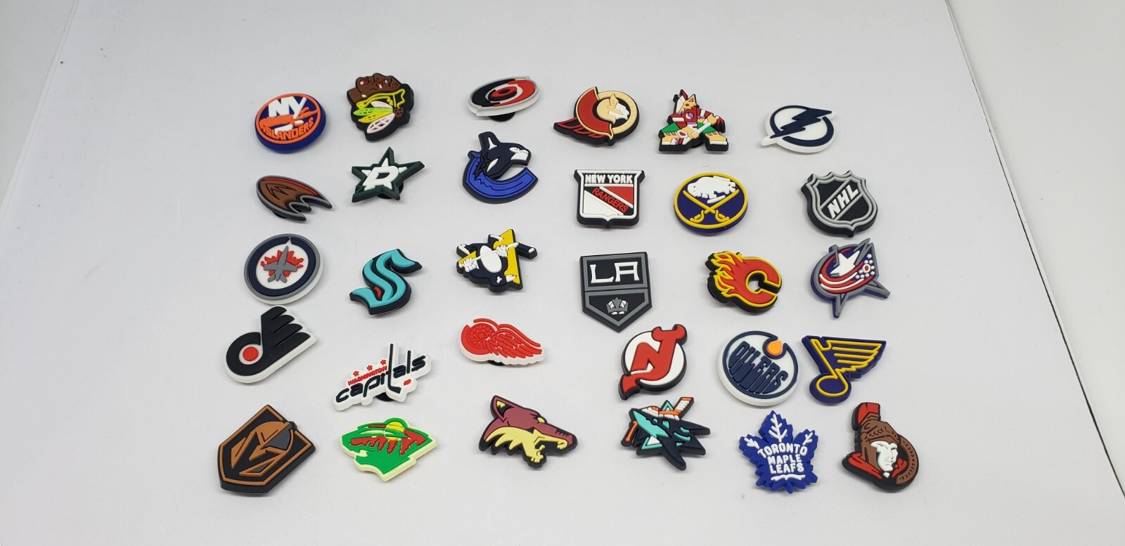 NUOVO lotto di 30 ciondoli NHL squadra di hockey logo Crocs Jibbitz come Croc